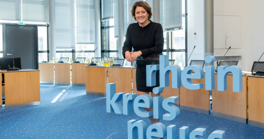 Landrätin Katharina Reinhold dankt für vorbildlichen Einsatz bei der Bekämpfung des Brandes an der Bahnstrecke zwischen Kaarst und Krefeld Landrätin Katharina Reinhold dankt für vorbildlichen Einsatz bei der Bekämpfung des Brandes an der Bahnstrecke zwischen Kaarst und Krefeld