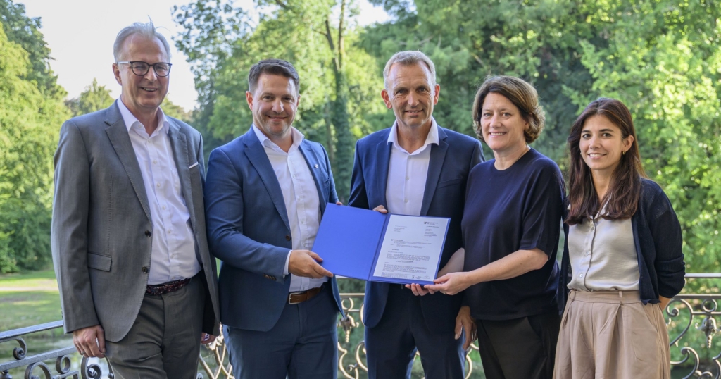 Projekt „BlauGrünSchlossDyck“: Rhein-Kreis Neuss übergibt Förderbescheid an die Stiftung Projekt „BlauGrünSchlossDyck“: Rhein-Kreis Neuss übergibt Förderbescheid an die Stiftung