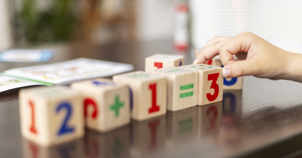 Elternschule des Schulpsychologischen Dienstes: „Spielend Mathe lernen – wie Ihr Kind spielerisch und angstfrei erste Erfahrungen in Mathe sammeln kann“ Elternschule des Schulpsychologischen Dienstes: „Spielend Mathe lernen – wie Ihr Kind spielerisch und angstfrei erste Erfahrungen in Mathe sammeln kann“