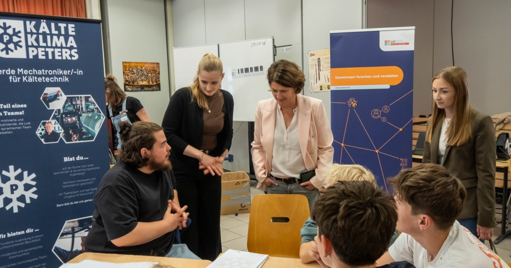 Handwerksrallye im Nelly-Sachs-Gymnasium: Jugendliche probierten Handwerksberufe an Mitmachstationen aus Handwerksrallye im Nelly-Sachs-Gymnasium: Jugendliche probierten Handwerksberufe an Mitmachstationen aus