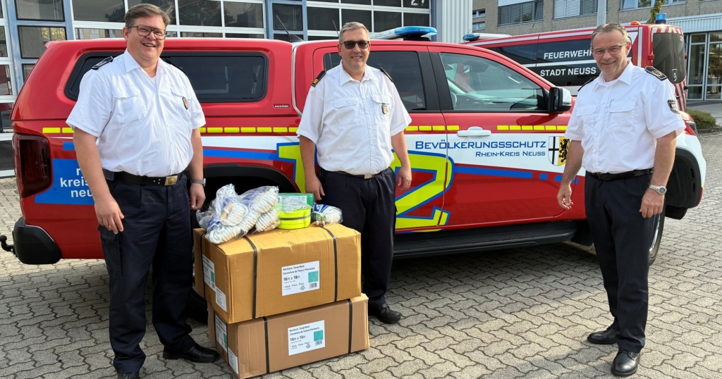 Feuerwehr Neuss übernimmt zwei Notdächer für den Einsatz im Kreisgebiet Feuerwehr Neuss übernimmt zwei Notdächer für den Einsatz im Kreisgebiet