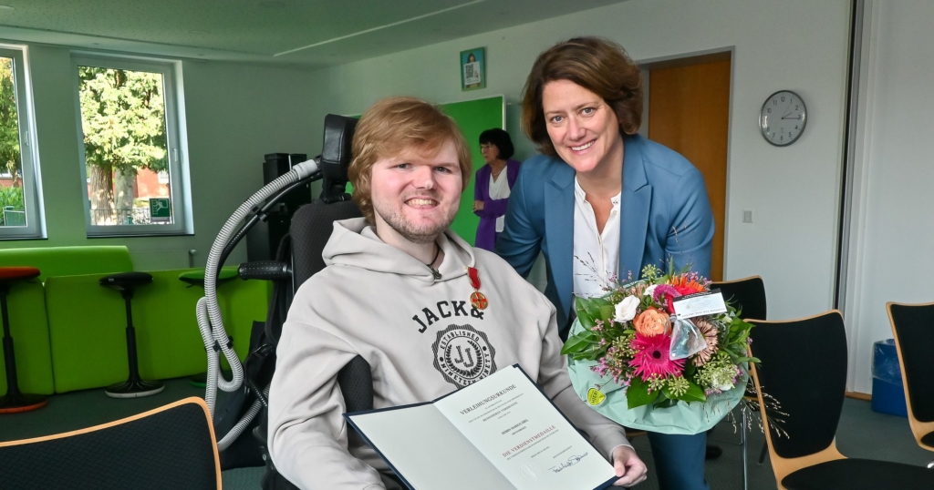 Landrätin Katharina Reinhold überreichte die Bundesverdienstmedaille an Marius Ebel aus Grevenbroich Landrätin Katharina Reinhold überreichte die Bundesverdienstmedaille an Marius Ebel aus Grevenbroich