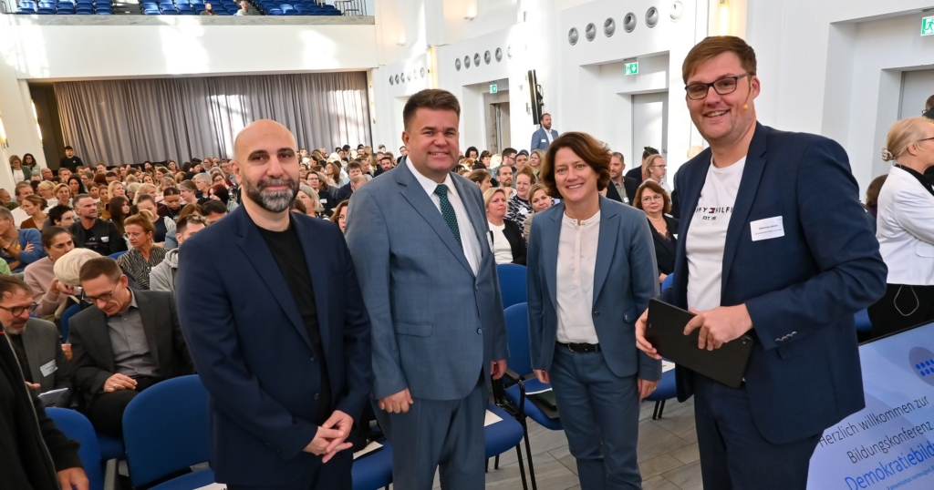 Bildungskonferenz des Regionalen Bildungsnetzwerks: 250 Teilnehmende aus den Schulen im Kreis informierten sich über Demokratiebildung Bildungskonferenz des Regionalen Bildungsnetzwerks: 250 Teilnehmende aus den Schulen im Kreis informierten sich über Demokratiebildung