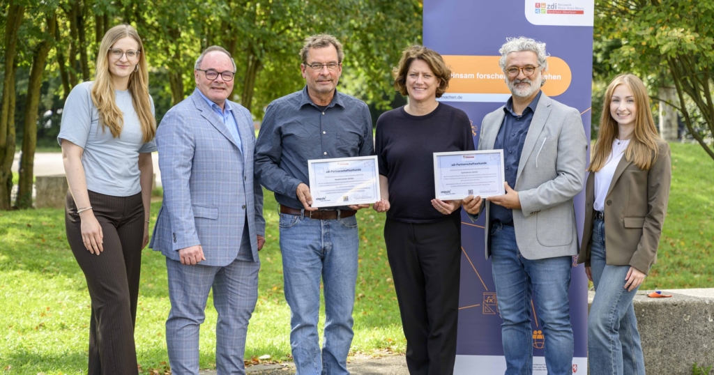 Gymnasium Jüchen und Gesamtschule Jüchen erneuern Partnerschaft mit dem zdi-Netzwerk Rhein-Kreis Neuss Gymnasium Jüchen und Gesamtschule Jüchen erneuern Partnerschaft mit dem zdi-Netzwerk Rhein-Kreis Neuss