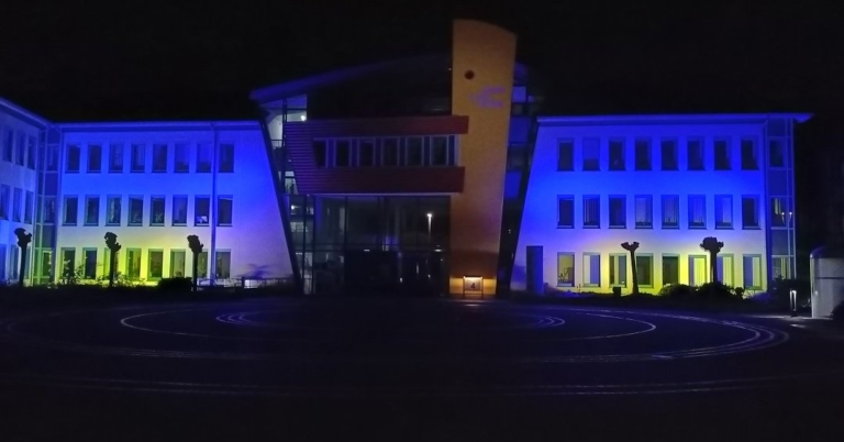 Solidarität mit der Ukraine: Kreishaus in Grevenbroich in Nationalfarben beleuchtet