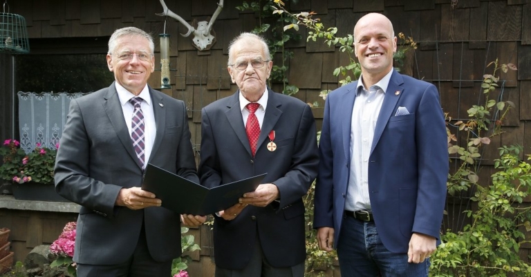 Landrat überreicht Bundesverdienstmedaille an Hans-Dieter von Montfort aus Grevenbroich