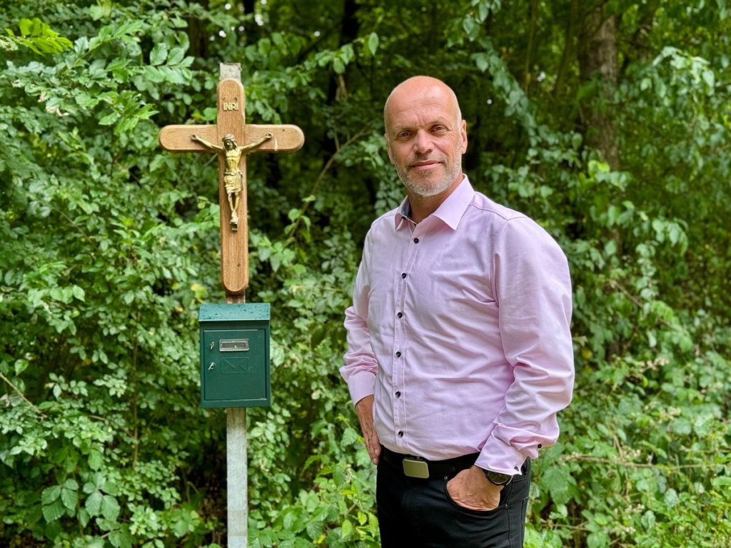 Neue Jesusfigur komplettiert Gipfelkreuz auf der Vollrather Höhe