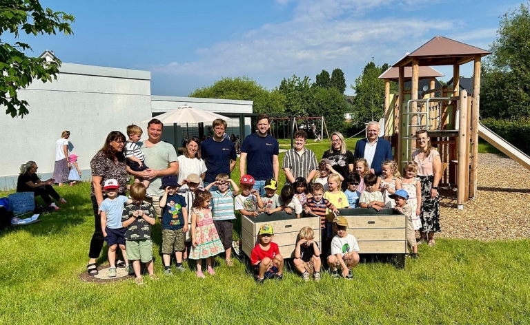 Zwölf Hochbeete verschönern städtische Kindertageseinrichtungen