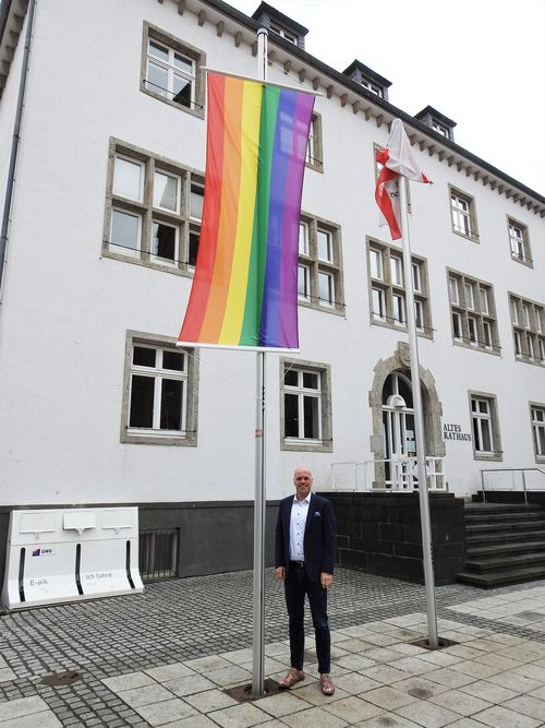 IDAHOBIT 2021: Die Grevenbroicher Stadtverwaltung zeigt Flagge am Internationalen Tag gegen Homo- Bi-, Inter- und Transphobie