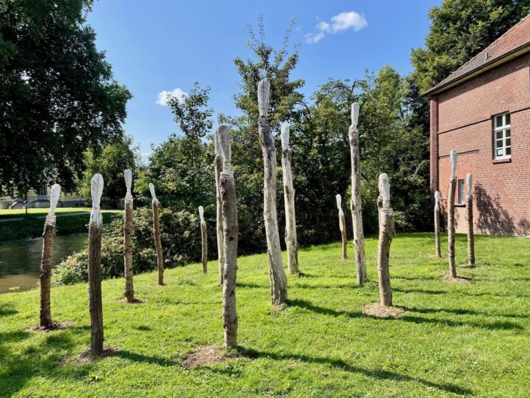 Kunstinstallation erweitert: Letzte Pappelmänner von Matthias Hintz aufgestellt