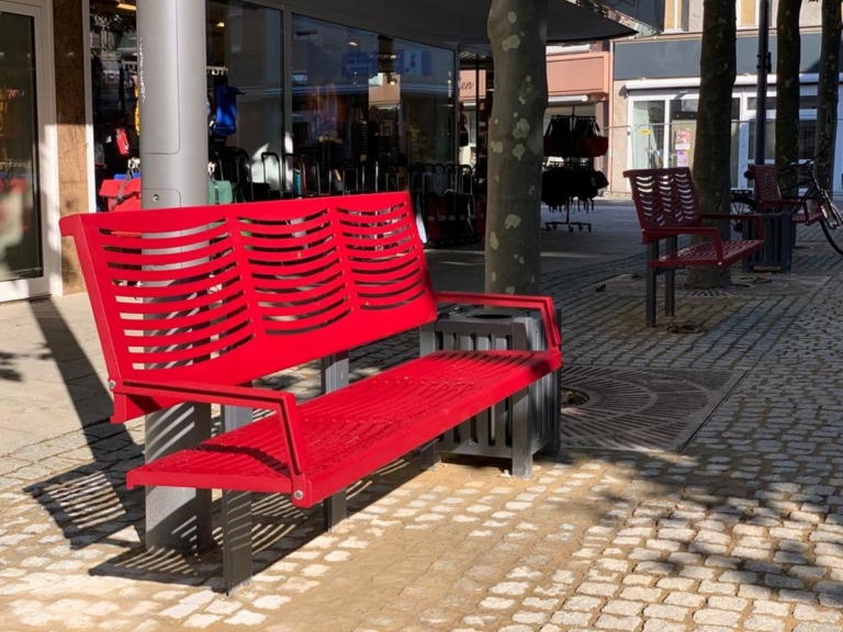 Neue Bänke für den Synagogenplatz