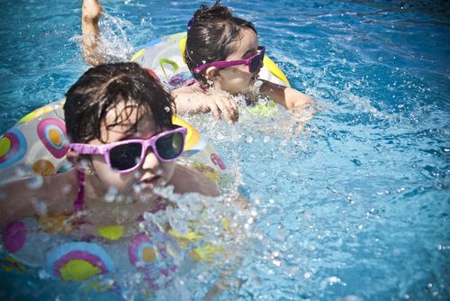Kinder lernen im Schlossbad schwimmen