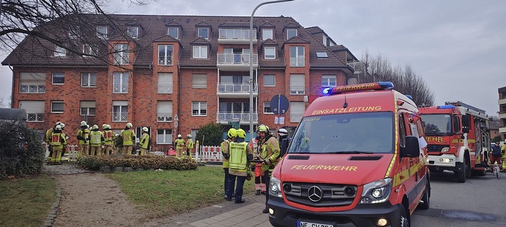FW Grevenbroich: 30 Personen bei Kellerbrand aus Wohnhaus in Grevenbroich gerettet / Vollalarm für die Feuerwehr – Zweiter Brand im Haus binnen elf Tagen