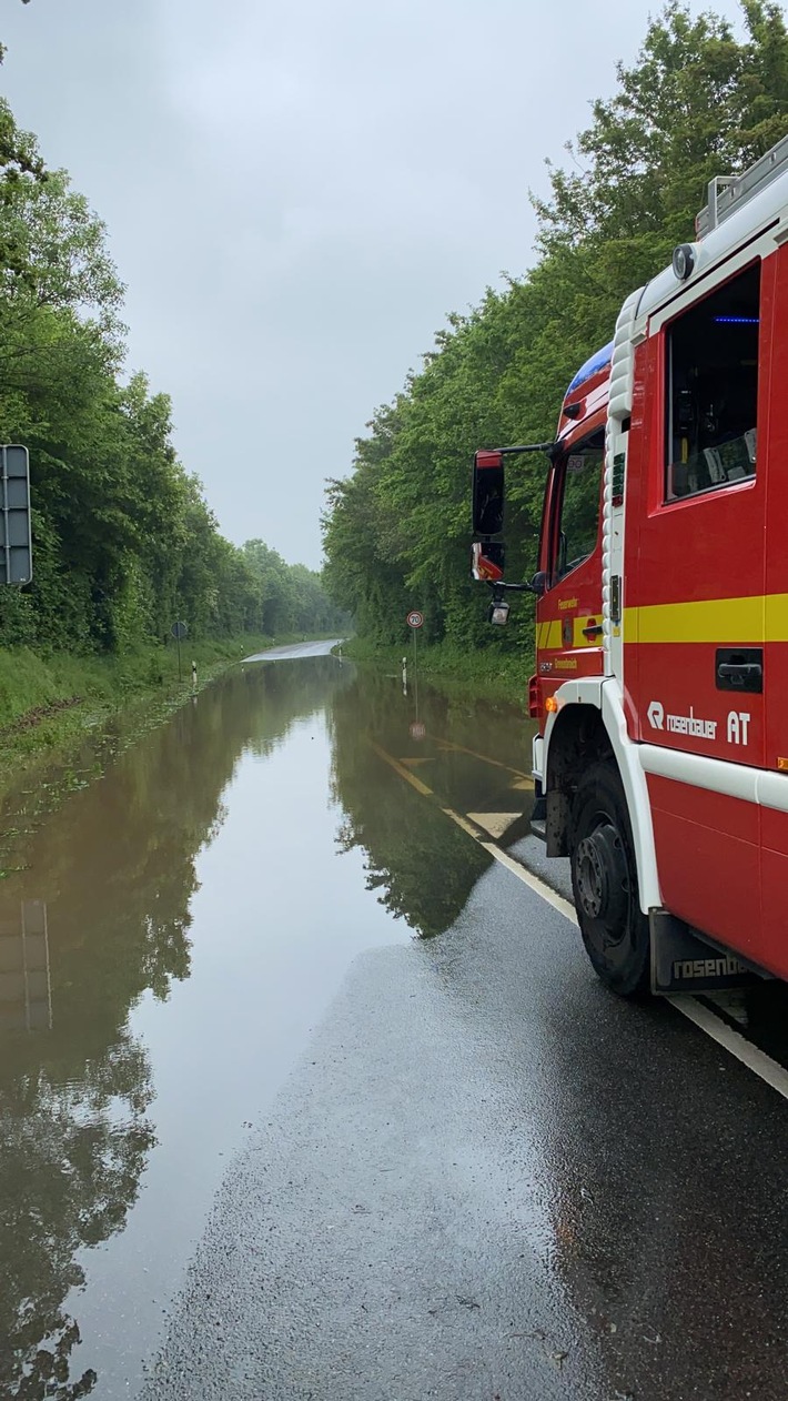 FW Grevenbroich: Abschlussmeldung: 20 Einsätze für Feuerwehr nach Unwetter über Grevenbroich