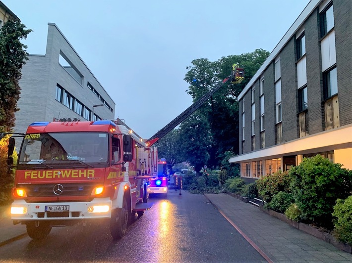 FW Grevenbroich: Baum kracht auf Hotel an der Röntgenstraße / Massive Kastanie von Sturmböe gespalten. Straße blockiert.