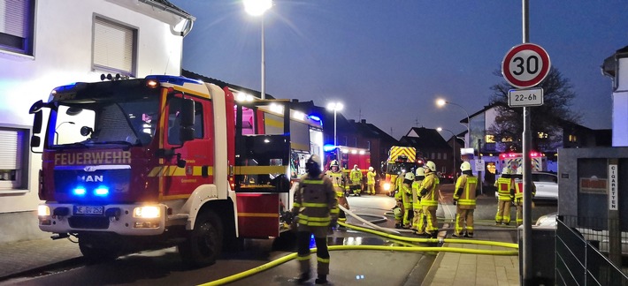 FW Grevenbroich: Brand einer Gasheizung in Mehrfamilienhaus / 21 Bewohner betroffen, keine Verletzten – Keller verqualmt und überflutet