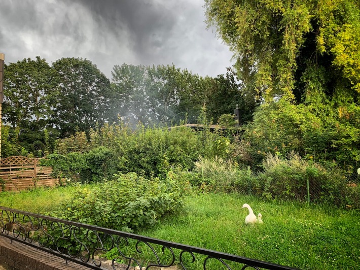 FW Grevenbroich: Brand in ehemaligem Grevenbroicher Stellwerksgebäude / Feuerwehr löscht Feuer im Holzboden