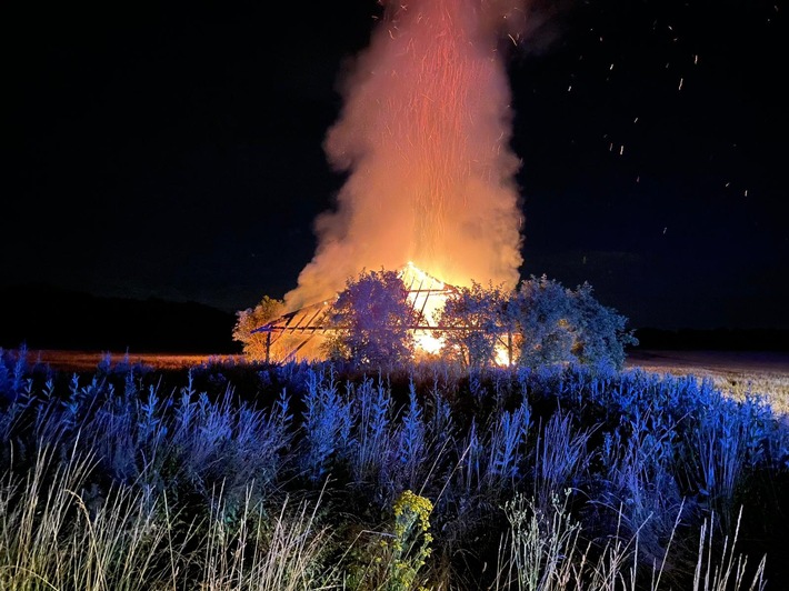 FW Grevenbroich: Brennende Feldscheune bei Grevenbroich Kapellen / Stroh und Futter des Tiergeheges im Bend verbrannt