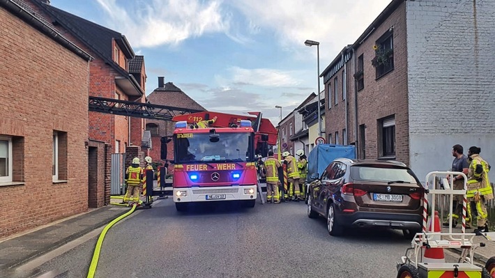 FW Grevenbroich: Brennende Halle in Grevenbroicher Wohngebiet // Holzlager und Gabelstapler in Flammen