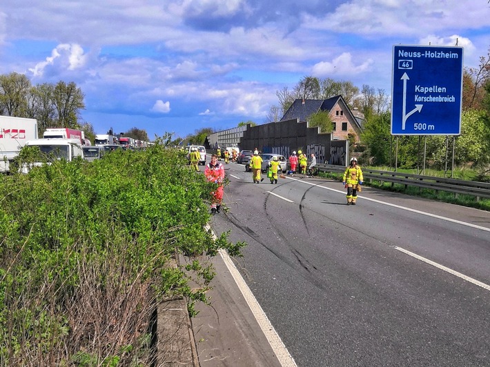 FW Grevenbroich: Drei Verletzte bei zwei Auffahrunfällen auf der A46 bei Grevenbroich / Sprinter klemmt unter LKW-Auflieger – PKW-Crash auf der Gegenspur