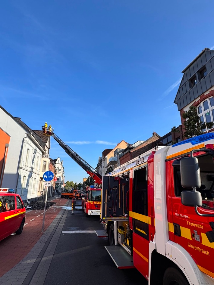 FW Grevenbroich: Ein Verletzter bei Dachstuhlbrand in Grevenbroich FW Grevenbroich: Ein Verletzter bei Dachstuhlbrand in Grevenbroich