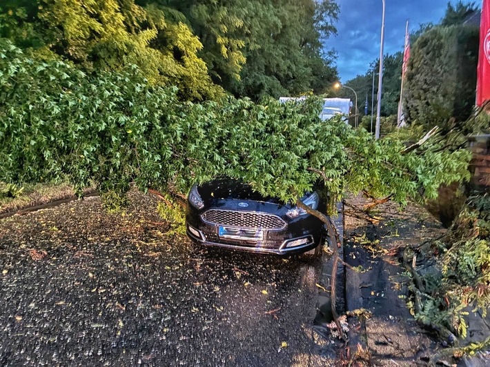 FW Grevenbroich: Erhebliche Sturmschäden in Grevenbroich-Neurath – Feuerwehr nach Gewitter im Dauereinsatz FW Grevenbroich: Erhebliche Sturmschäden in Grevenbroich-Neurath – Feuerwehr nach Gewitter im Dauereinsatz