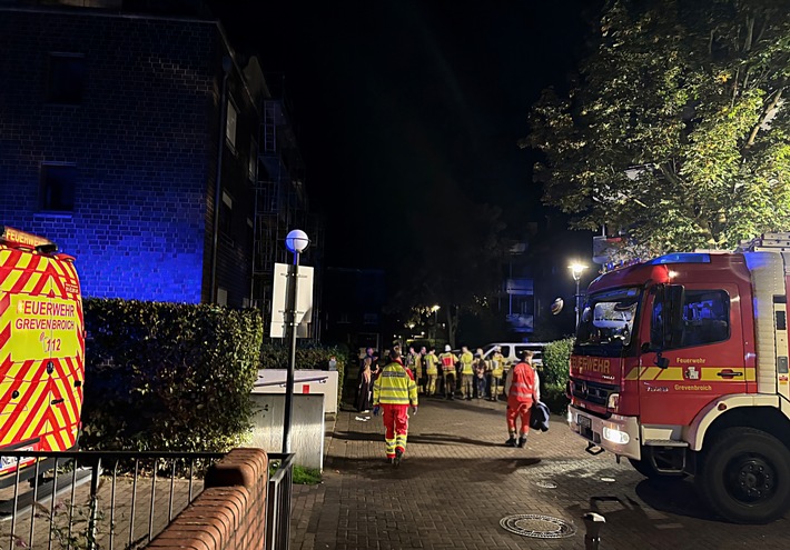 FW Grevenbroich: Fünf Verletzte bei Wohnungsbrand in Grevenbroich-Elsen FW Grevenbroich: Fünf Verletzte bei Wohnungsbrand in Grevenbroich-Elsen
