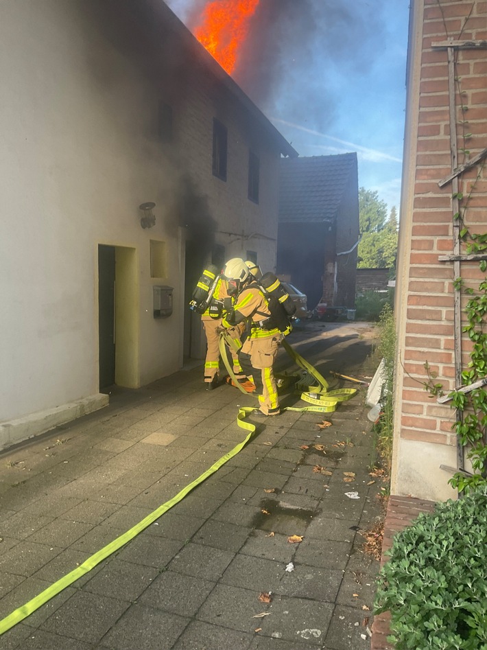 FW Grevenbroich: Feuer in Elsen – Feuerwehr verhindert Übergreifen auf Wohnhaus FW Grevenbroich: Feuer in Elsen – Feuerwehr verhindert Übergreifen auf Wohnhaus