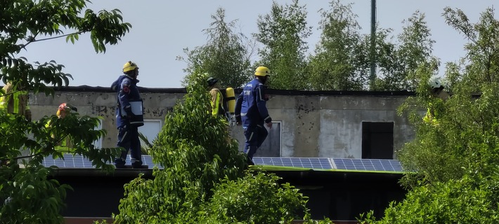 FW Grevenbroich: Feuerwehr Grevenbroich löscht Dachstuhlbrand in Kapellen FW Grevenbroich: Feuerwehr Grevenbroich löscht Dachstuhlbrand in Kapellen