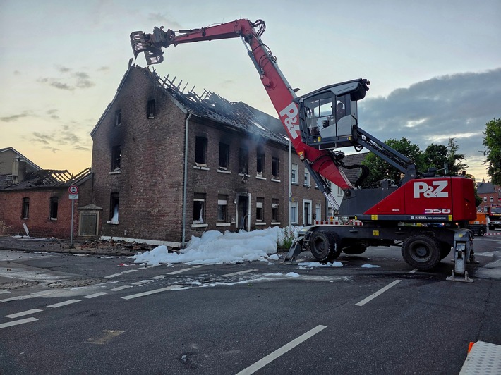 FW Grevenbroich: Feuerwehr Grevenbroich stundenlang bei Großbrand in Elsen im Einsatz FW Grevenbroich: Feuerwehr Grevenbroich stundenlang bei Großbrand in Elsen im Einsatz