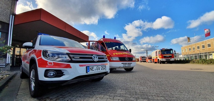 FW Grevenbroich: Feuerwehr löscht Kellerbrand in Neuenhausen / Drei Personen betroffen