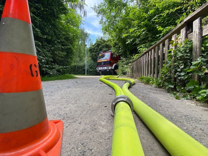 FW Grevenbroich: Feuerwehr trainiert Wasserversorgung für Waldbrände / Übung an der Alten Feuerwache wird durch Realalarm unterbrochen