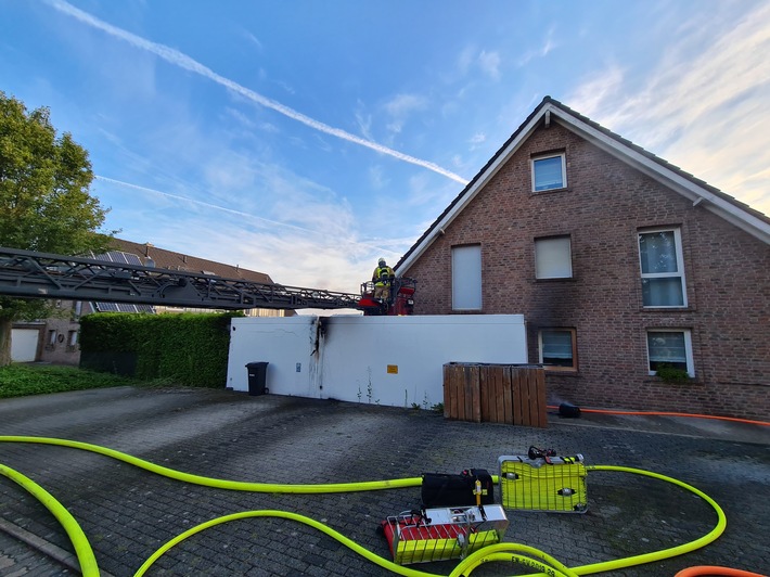 FW Grevenbroich: Garagenbrand in Allrath – Feuerwehr verhindert übergreifen des Feuers auf Haus