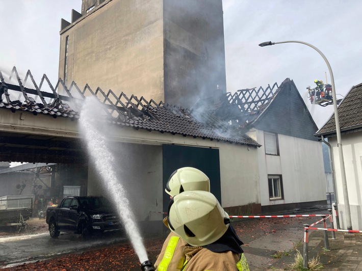 FW Grevenbroich: Hoher Sachschaden bei Großfeuer in Wevelinghovener Gewerbebetrieb / Stundenlanger Einsatz, Übergreifen auf altes Mühlengebäude verhindert, keine Personen verletzt