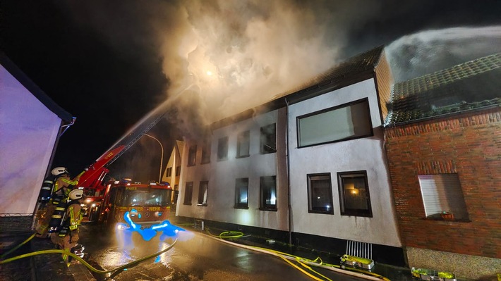 FW Grevenbroich: Mehrere Verletzte nach Brand in Mehrfamilienhaus – Gebäude vollständig zerstört – Feuerwehrmann bei Löscharbeiten leicht verletzt
