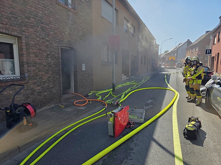 FW Grevenbroich: Schnelles Eingreifen der Grevenbroicher Feuerwehr bei Kellerbrand verhindert großen Schaden / Wäschetrockner in Brand geraten FW Grevenbroich: Schnelles Eingreifen der Grevenbroicher Feuerwehr bei Kellerbrand verhindert großen Schaden / Wäschetrockner in Brand geraten