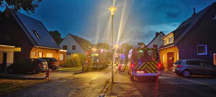 FW Grevenbroich: Starker Blitz beschädigt zwei Häuser bei Gewitter über Grevenbroich / Feuer im Dach nach “himmlischem Doppelschlag”. Vier Hausbewohner kommen mit dem Schrecken davon