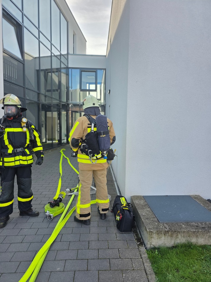 FW Grevenbroich: Zimmerbrand in Frimmersdorf – Feuerwehr rettet Frau aus verrauchter Wohnung