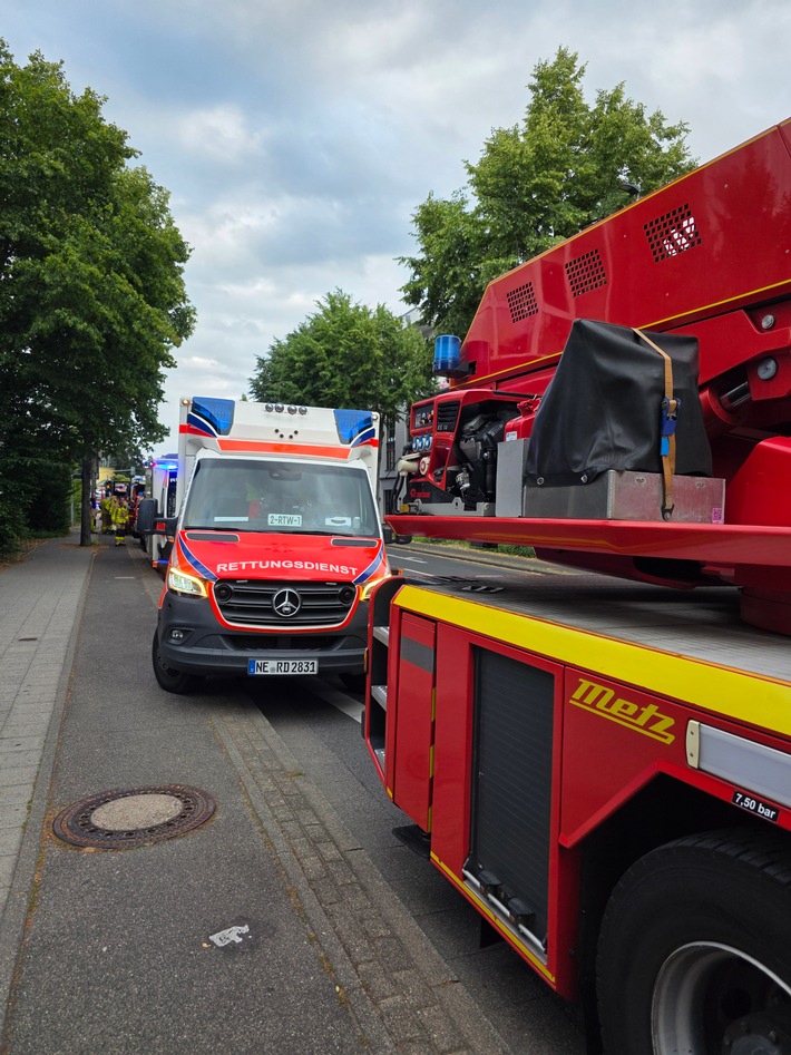 FW Grevenbroich: Zwei größere Einsätze für die Feuerwehr Grevenbroich am Samstagabend Brand im Außenbereich eines Krankenhauses – Feuer an Halle in Kapellen FW Grevenbroich: Zwei größere Einsätze für die Feuerwehr Grevenbroich am Samstagabend Brand im Außenbereich eines Krankenhauses – Feuer an Halle in Kapellen