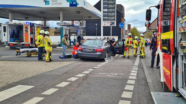 FW Grevenbroich: Zwei Verkehrsunfälle in zwei Stunden / PKW überschlagen – Zusammenstoß vor der Tankstelle