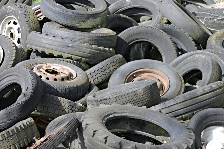 Mehr als 100 Reifen im Butzheimer Bruch entsorgt