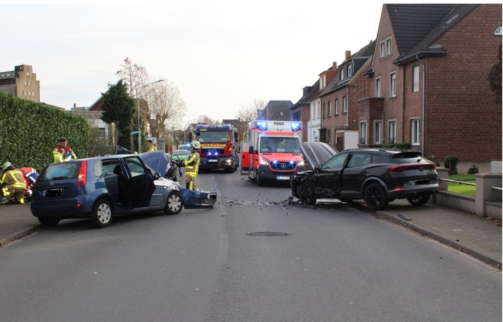 POL-NE: Schwerverletzte nach Frontalunfall