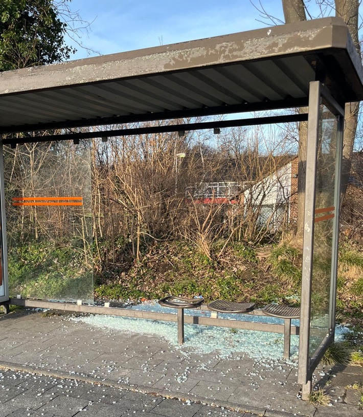 POL-NE: Unbekannte schlagen Scheiben an Bushaltestellen ein – Zeugenaufruf