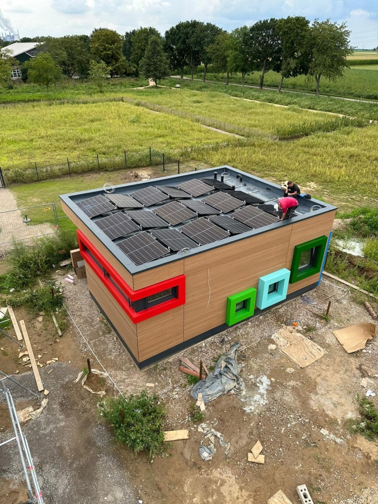 Die neue Roki Solar GmbH der Gemeinde hat  erstes Dach mit Photovoltaik ausgestattet