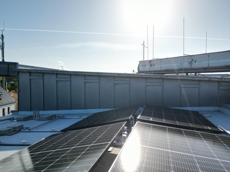 Die neue RoKi Solar GmbH der Gemeinde hat das Rathausdach mit Photovoltaik ausgestattet