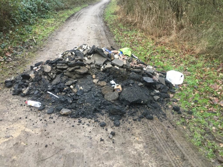 Grevenbroich-Noithausen: Teer- und Straßenschutt illegal entsorgt